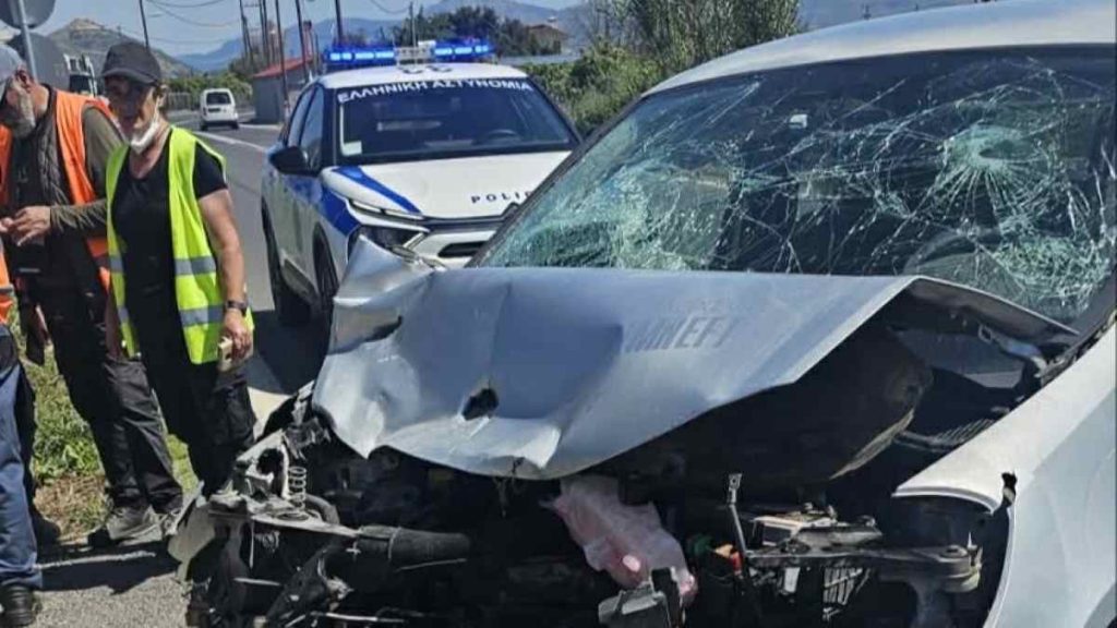 Αυτοκίνητο συγκρούστηκε με απορριματοφορο