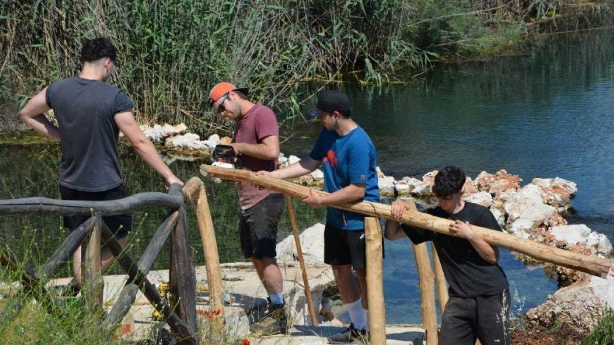 Πάρνωνας: Γερμανοί μαθητές έφτιαξαν τα γεφύρια στους καταρράκτες Λεπίδας