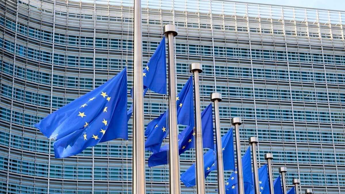 Κομισιόν: Θετικά μηνύματα για τα δημόσια οικονομικά, προειδοποιήσεις για τέσσερις επίμονες αδυναμίες