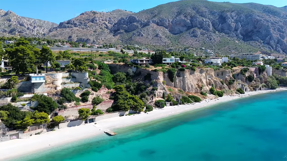 Η παραλία που οι Αθηναίοι ανακάλυψαν τη δεκαετία του ’60 και δεν την άφησαν ποτέ