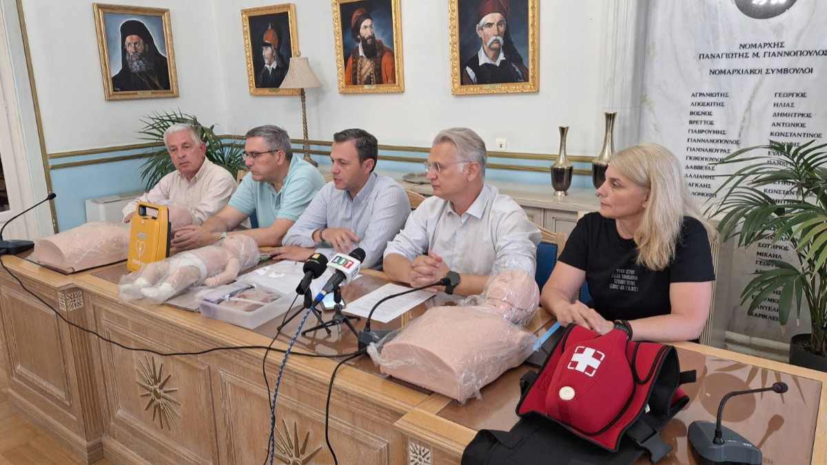 Τρίπολη: Παράδοση απινιδωτή και διασωστικού υλικού από την Περιφέρεια