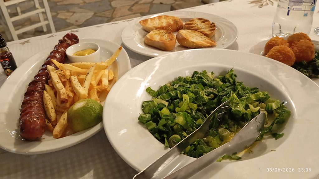 Λουκάνικο με πατάτες τραπέζι με φαγητά σε ταβέρνα στα Πούλιθρα
