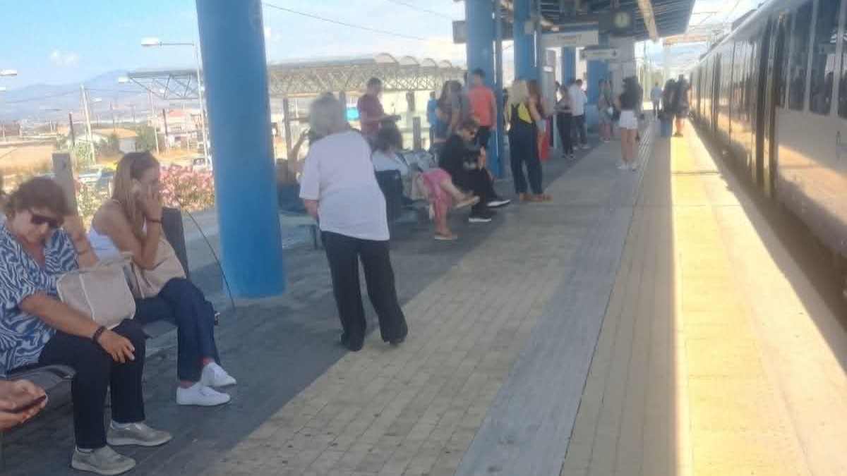 Αποκλειστικό: Φωτιά ακινητοποίησε τον Προαστιακό στον Ασπρόπυργο