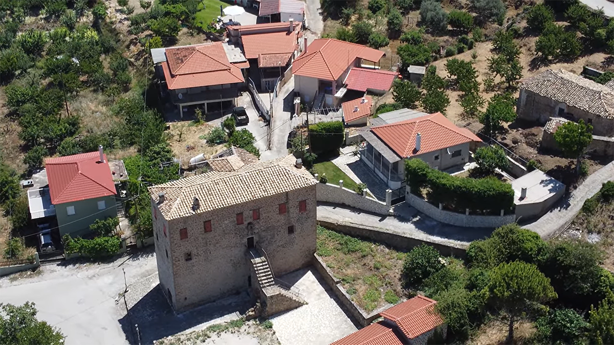 Στα 615 μέτρα της Κορινθίας, ένας πύργος με μυστικά