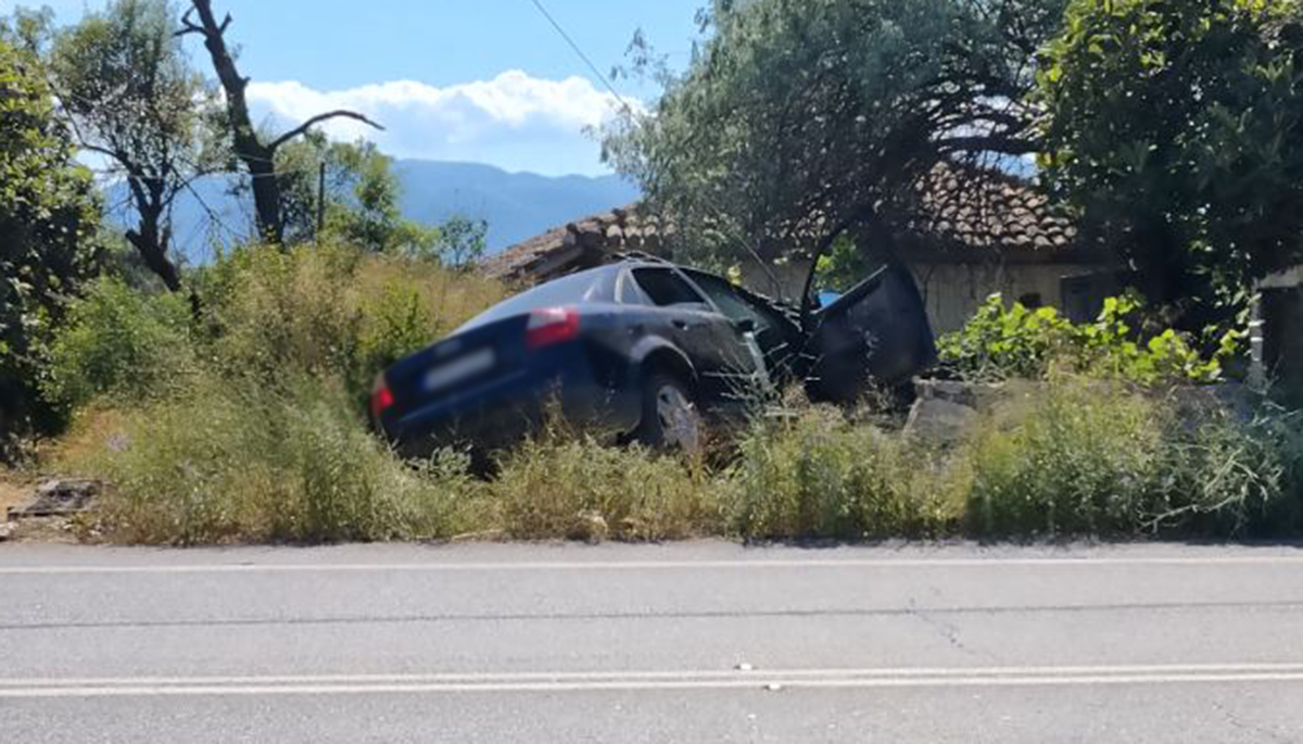 Τροχαίο στην Τίρυνθα: Αυτοκίνητο καρφώθηκε σε μάντρα, 5 τραυματίες