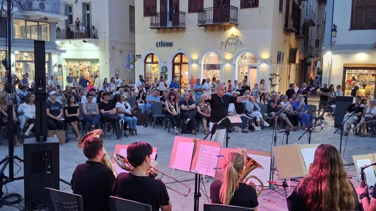 Ναύπλιο: Πλήθος κόσμου στη συναυλία των 11 11 BAND