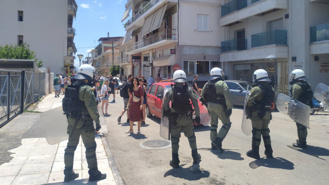 Άργος: Δακρυγόνα και προσαγωγές στην πορεία για τον Θοδωρή – Καταγγελίες για αστυνομικές επιθέσεις