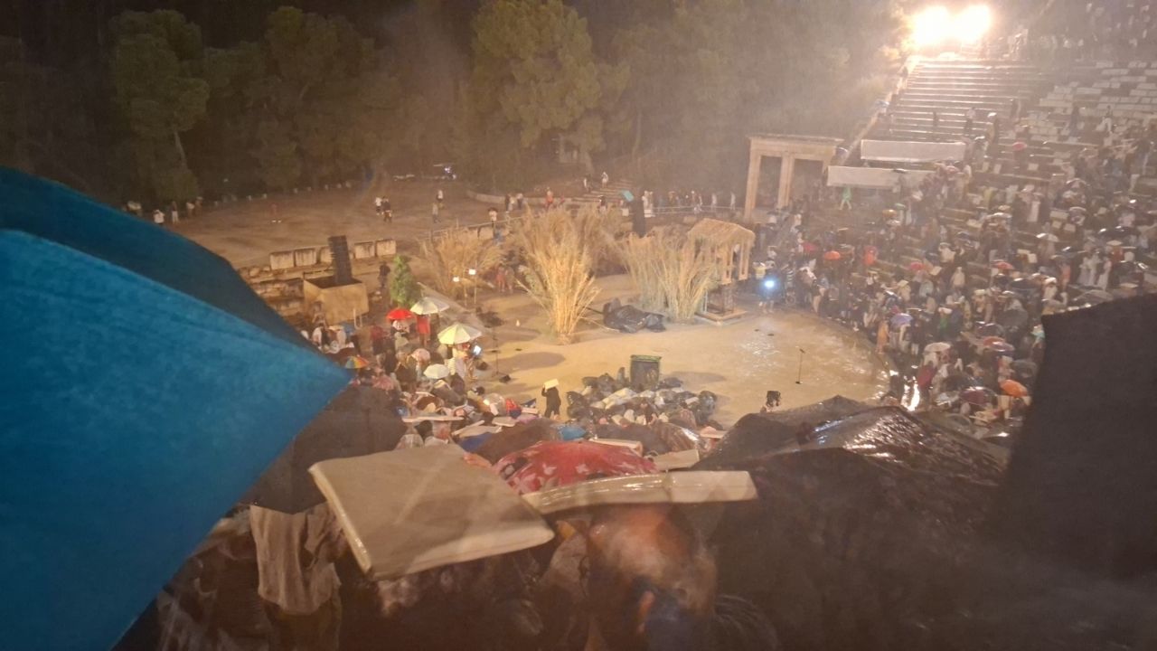 Επίδαυρος: Η βροχή διέκοψε την «Ειρήνη»