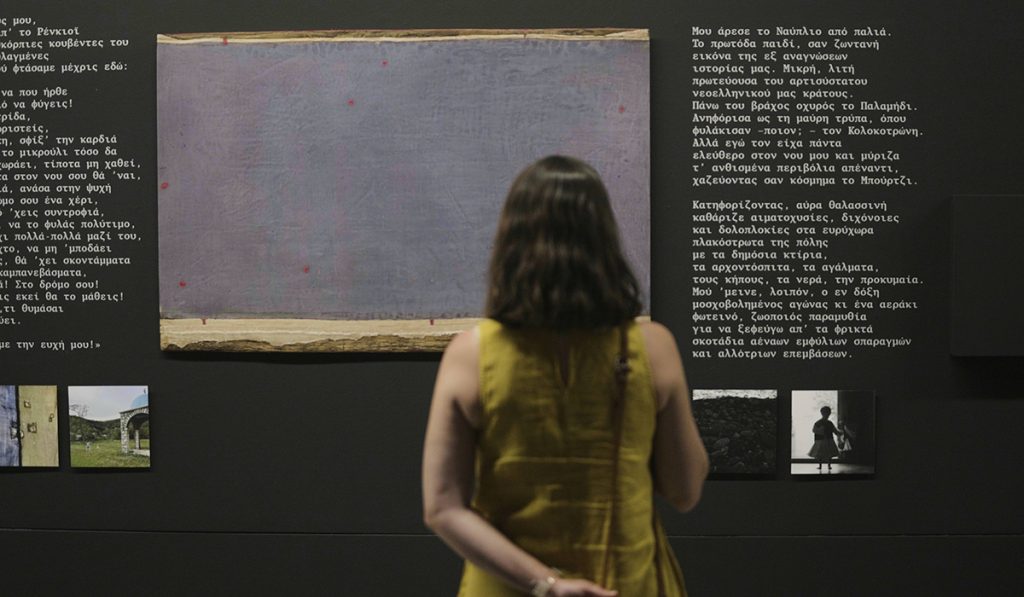 Ο Χρήστος Μποκόρος ξεναγεί το κοινό στη μεγάλη έκθεση «Τα Ημερολόγια» στο Φουγάρο του Ναυπλίου