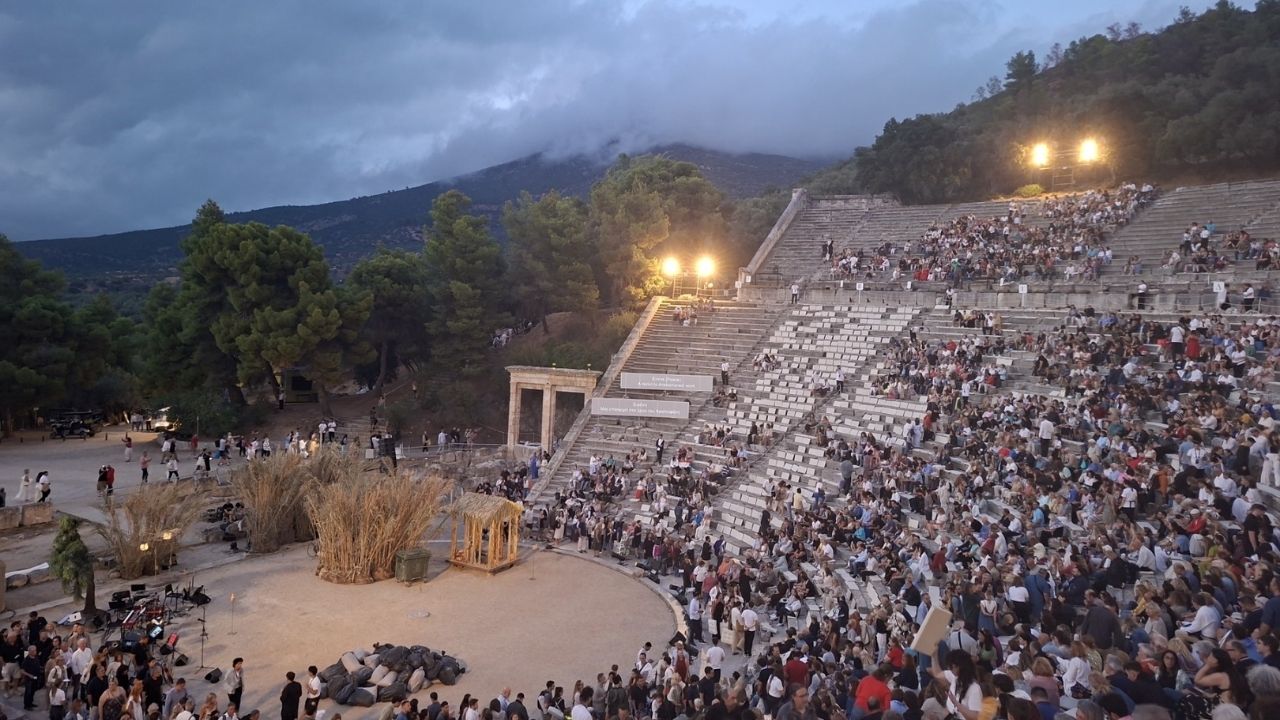 Επίδαυρος: Με μπουφάν και ομπρέλες περιμένουν την «Ειρήνη»