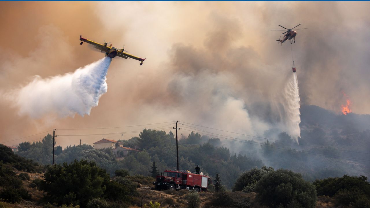 Φωτιά στα Φίχτια: 125 πυροσβέστες, 4 αεροσκάφη και 4 ελικόπτερα – Σε ύφεση η Χινίτσα