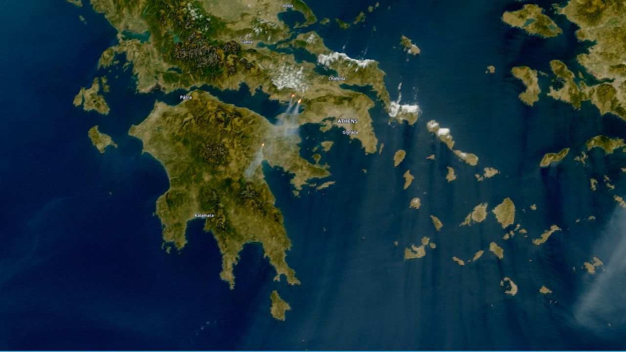 Αργολίδα: Ο καπνός από τη φωτιά στα Φίχτια έφτασε μέχρι τη Λακωνία