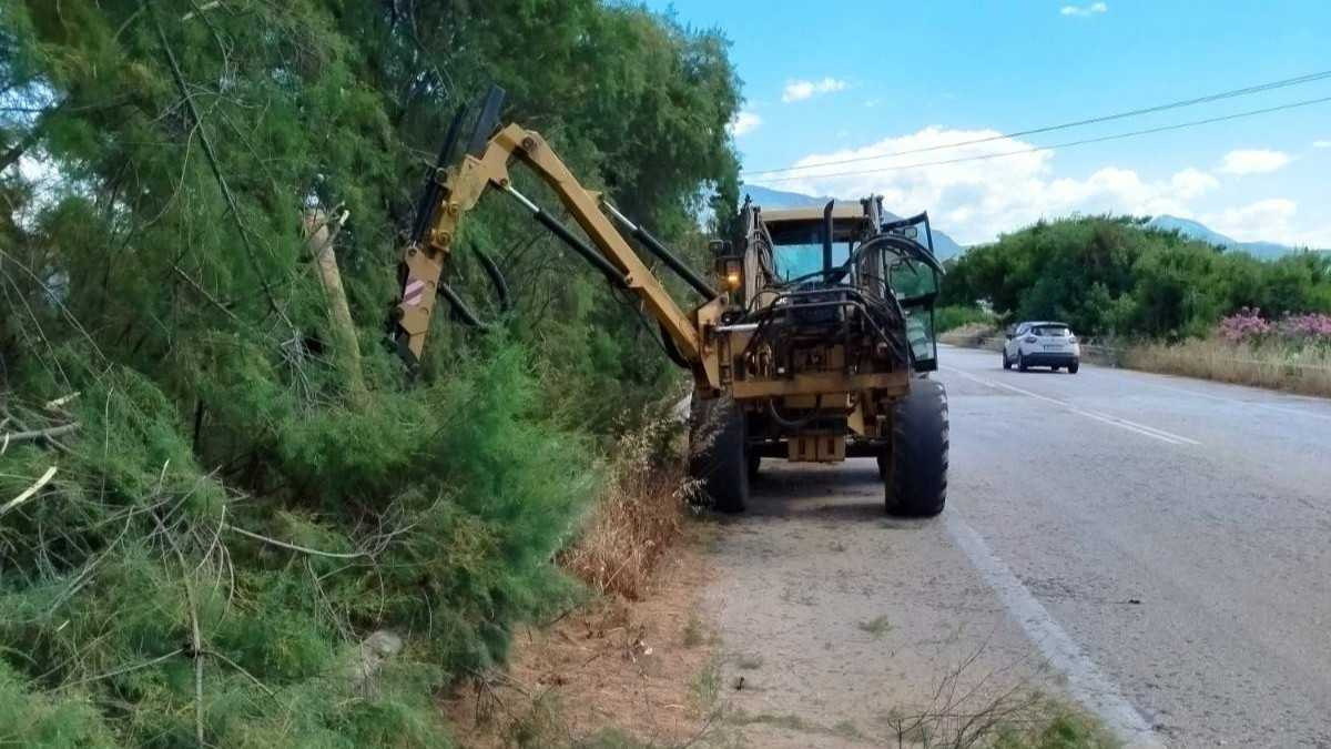 Συνεχίζονται με εντατικούς ρυθμούς οι εργασίες καθαρισμού πρανών και τάφρων στην Κορινθία