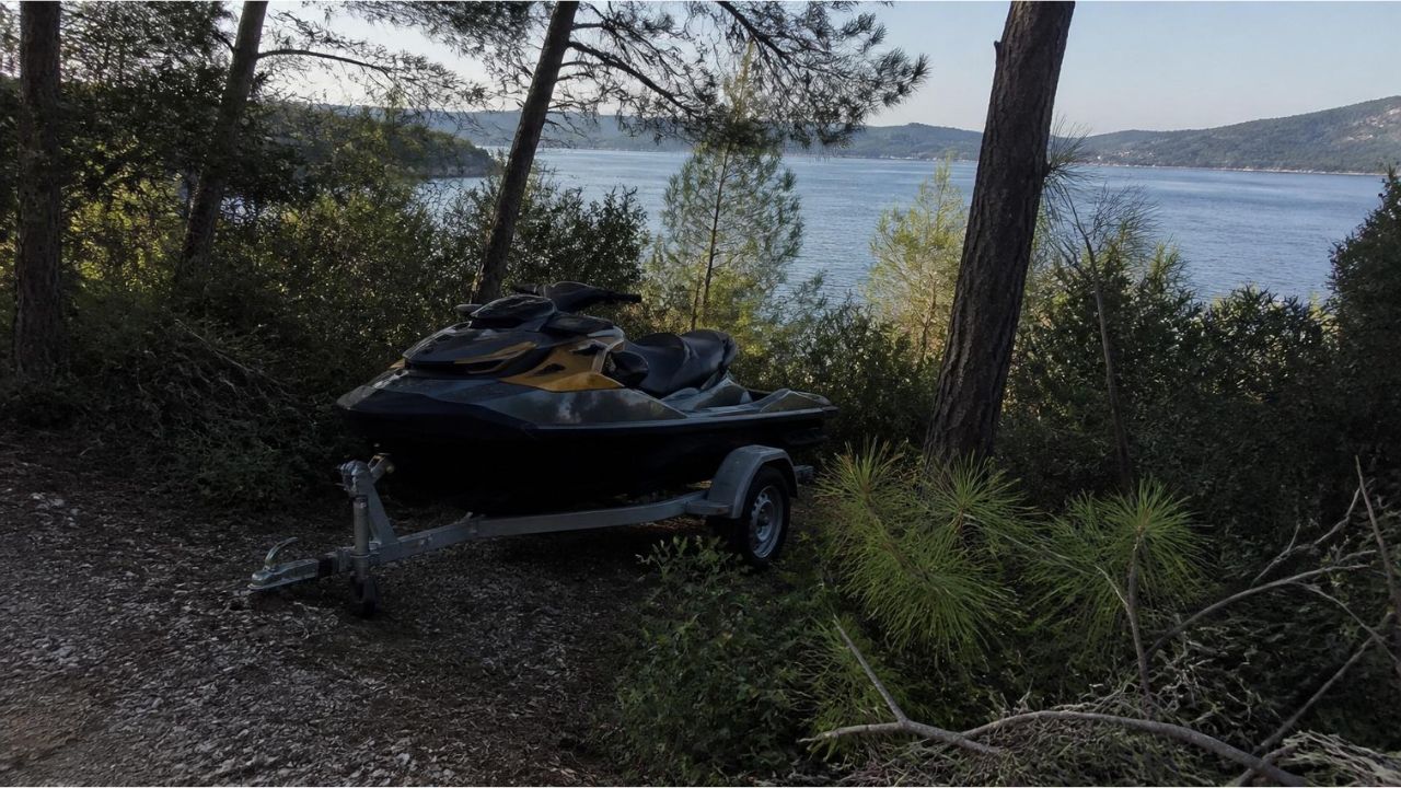 Λουτράκι: Έκλεψαν Jet Ski με άλλο Jet Ski και το έκρυψαν στο δάσος