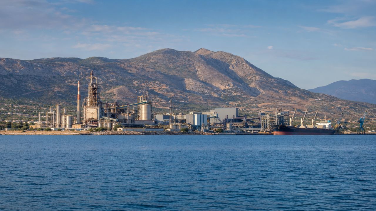 Απέναντι από την Κορινθία η μονάδα γαλλίου της METLEN – Τι σημαίνει για τις ακτές