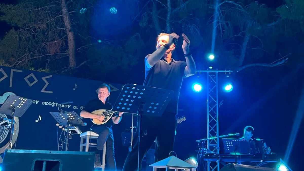 Ερμιόνη: Πλήθος κόσμου στη συναυλία του Δημήτρη Μπάση