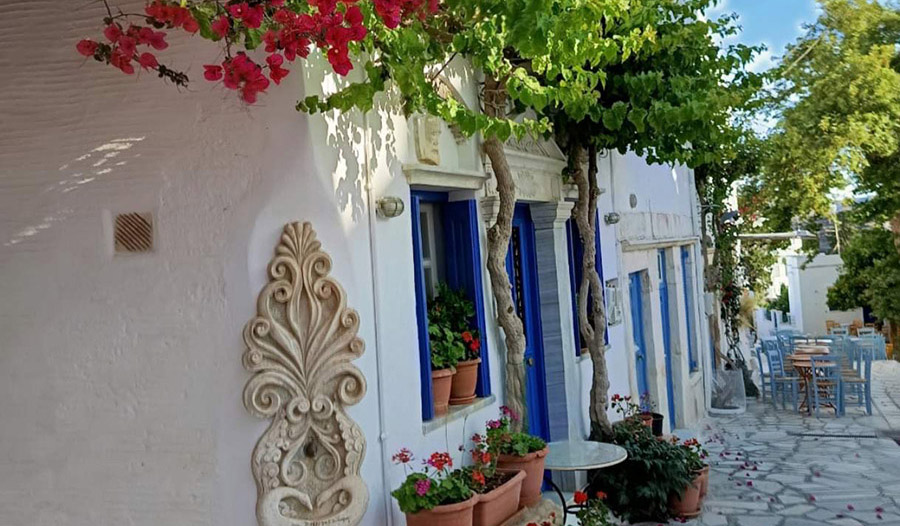 Στο λευκό της Τήνου, η καρδιά του Πύργου
