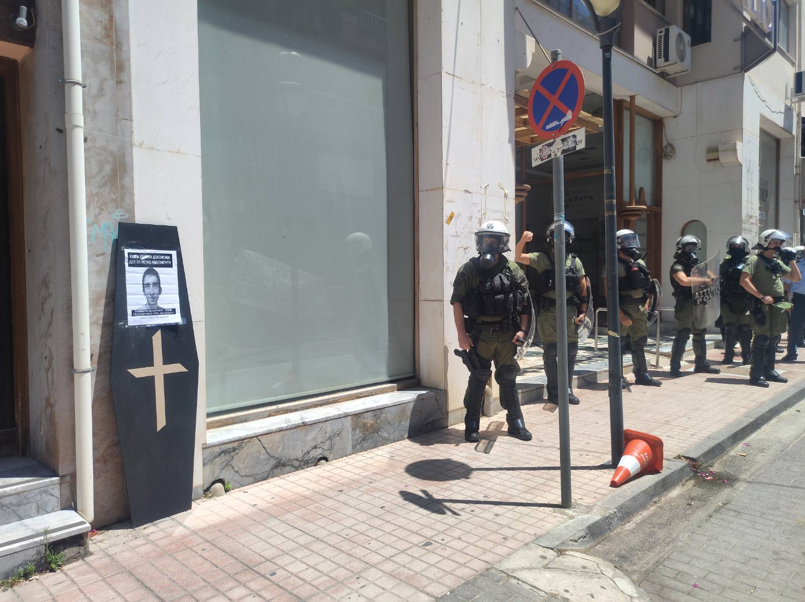 Άργος: Τα ΜΑΤ πάρκαραν σε θέσεις ΑμεΑ