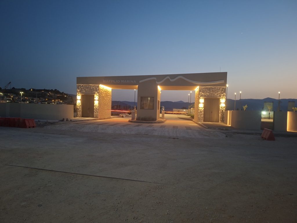 Άναψαν τα πρώτα φώτα στη Μαρίνα Ναυπλίου