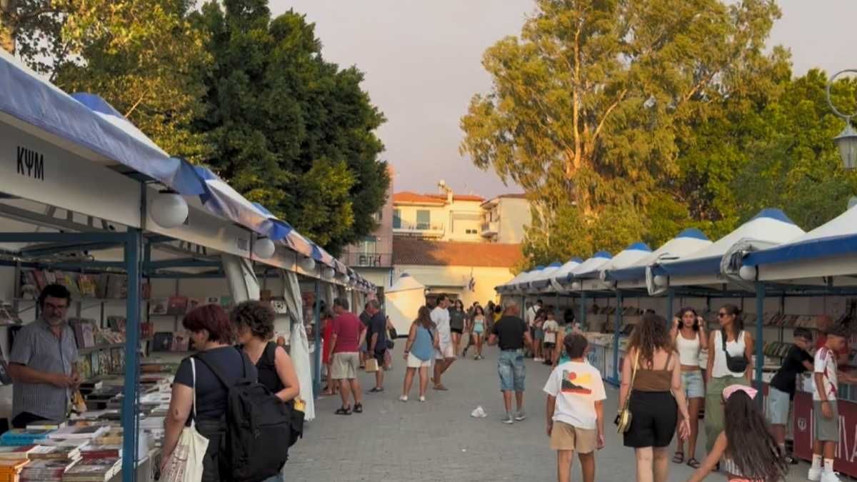 Ναύπλιο: Άνοιξε η 35η Έκθεση Βιβλίου στην Πλατεία Ωνάση